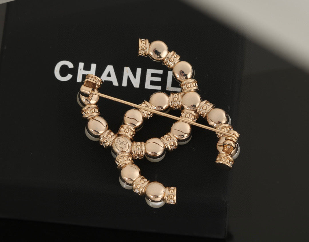 Double-C Emblem Brooch in Polished Metal-Tone – Design 077 close-up detail