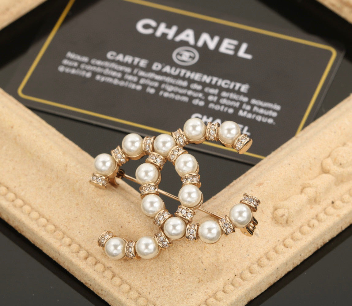 Double-C Emblem Brooch in Polished Metal-Tone – Design 077 main product view