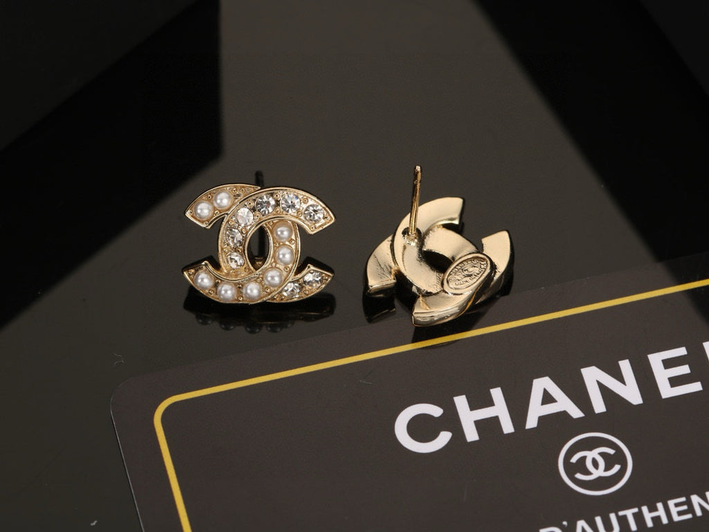 Double-C Emblem Stud Earrings in Polished Metal-Tone – Design 439 detail view