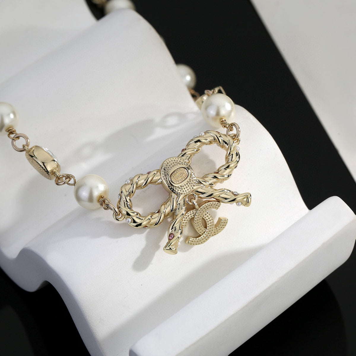 Bow Pearl-Detail Pendant Necklace – Pearl Detail – Design 002 close-up detail