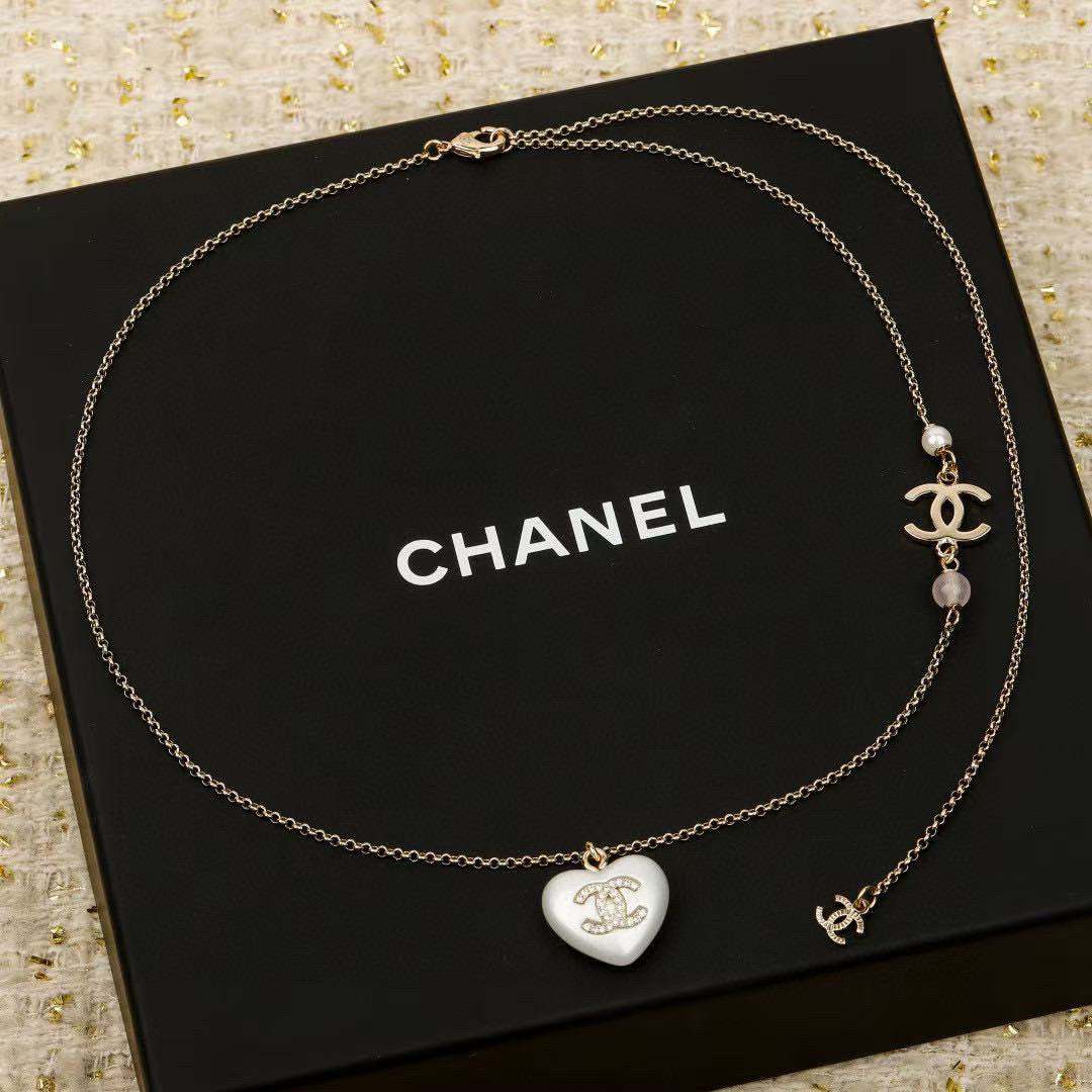 Pearl Pearl-Detail Pendant Necklace – Pearl Detail – Design 072 close-up detail