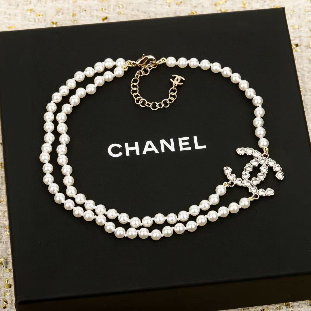 Pearl Pearl-Detail Pendant Necklace – Pearl Detail – Design 064 detail view