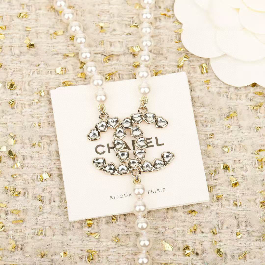 Pearl Pearl-Detail Pendant Necklace – Pearl Detail – Design 071 close-up detail