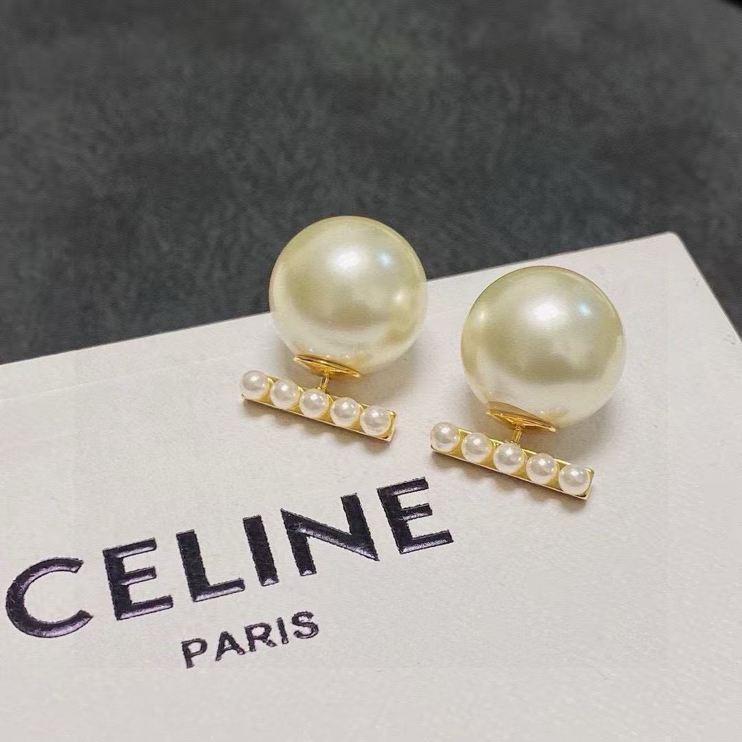 Signature Emblem Pearl-Detail Stud Earrings – Pearl Detail – Design 02 detail view