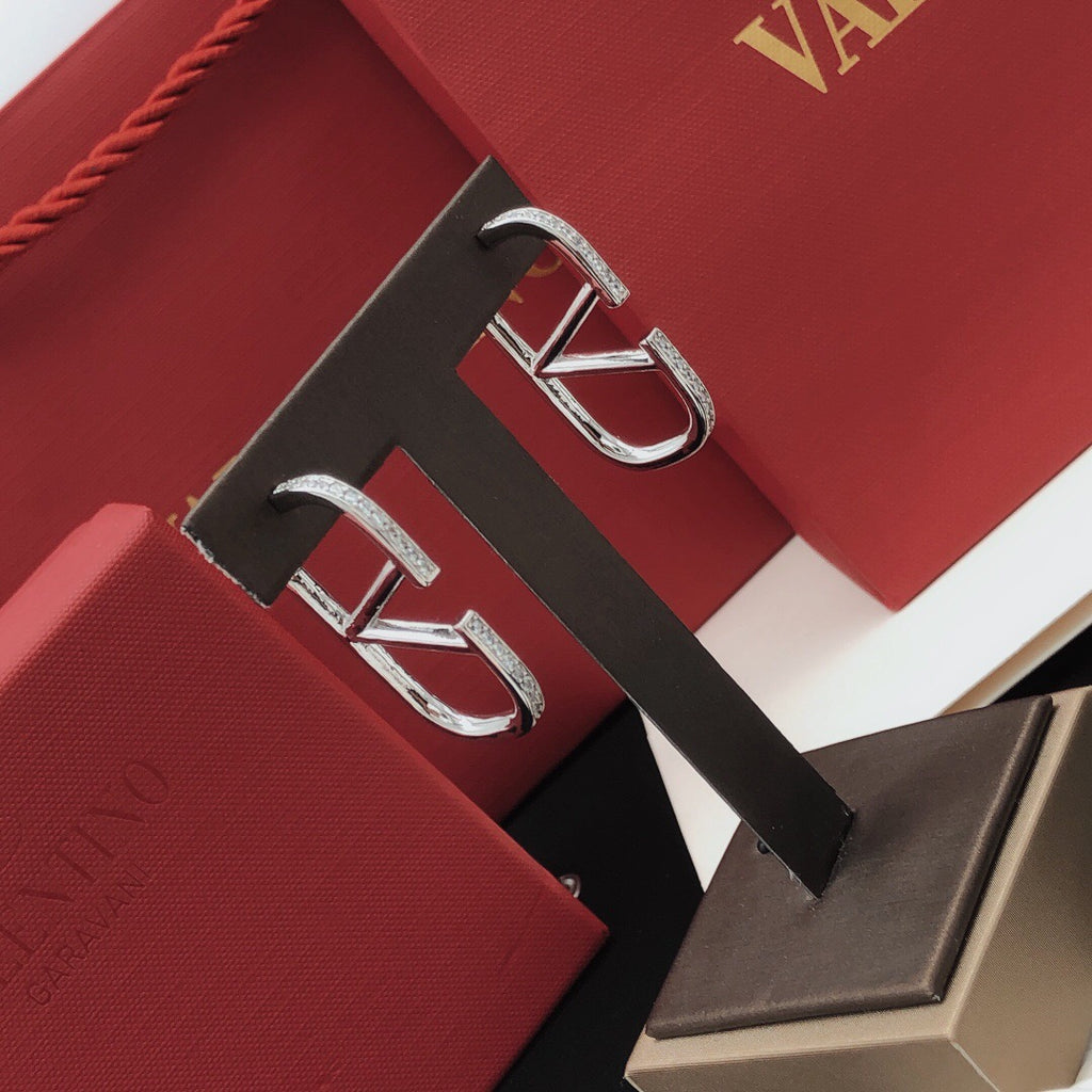 V Emblem Crystal-Accent Stud Earrings – Purple – Design 06 detail view