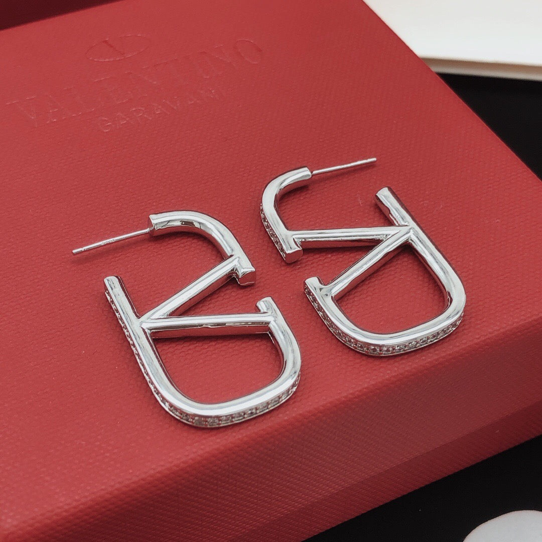 V Emblem Crystal-Accent Stud Earrings – Purple – Design 04 detail view