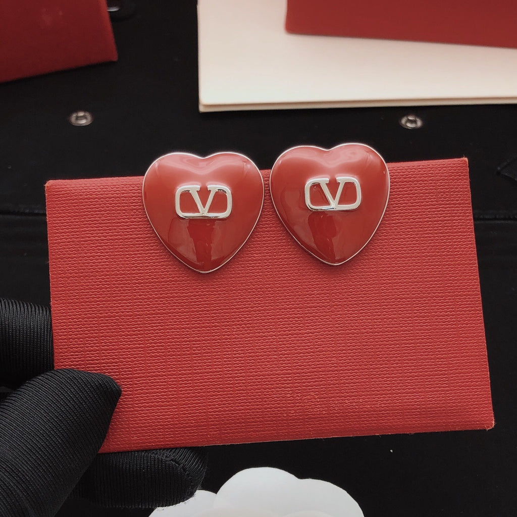 Heart Stud Earrings in Gold-Tone – Red – Design 02 detail view