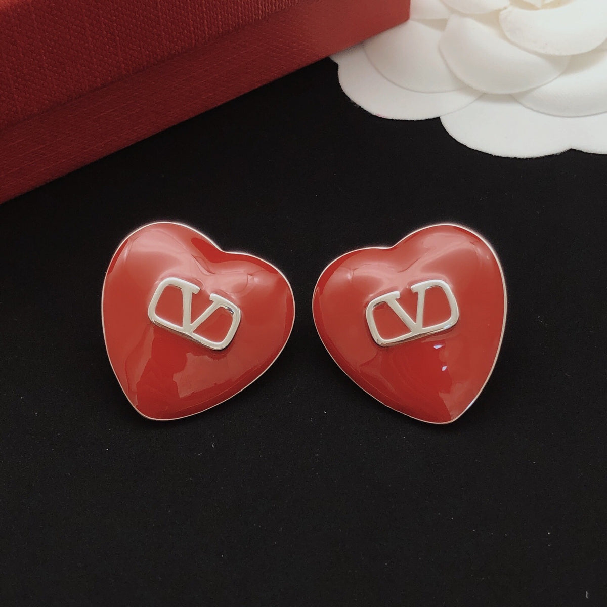 Heart Stud Earrings in Gold-Tone – Red – Design 02 side detail