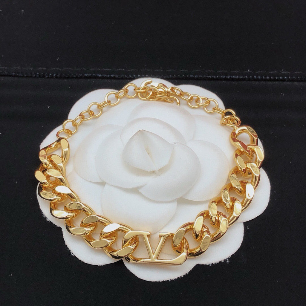 V Emblem Bracelet in Gold-Tone – Design 01 close-up view