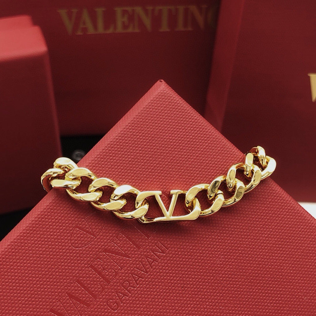 V Emblem Bracelet in Gold-Tone – Design 03 detail view
