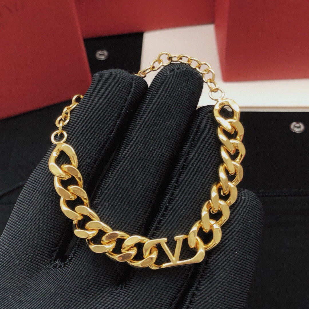 V Emblem Bracelet in Gold-Tone – Design 01 side detail