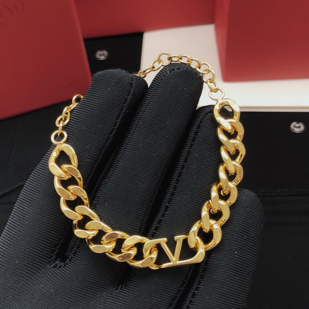 V Emblem Bracelet in Gold-Tone – Design 03 side detail