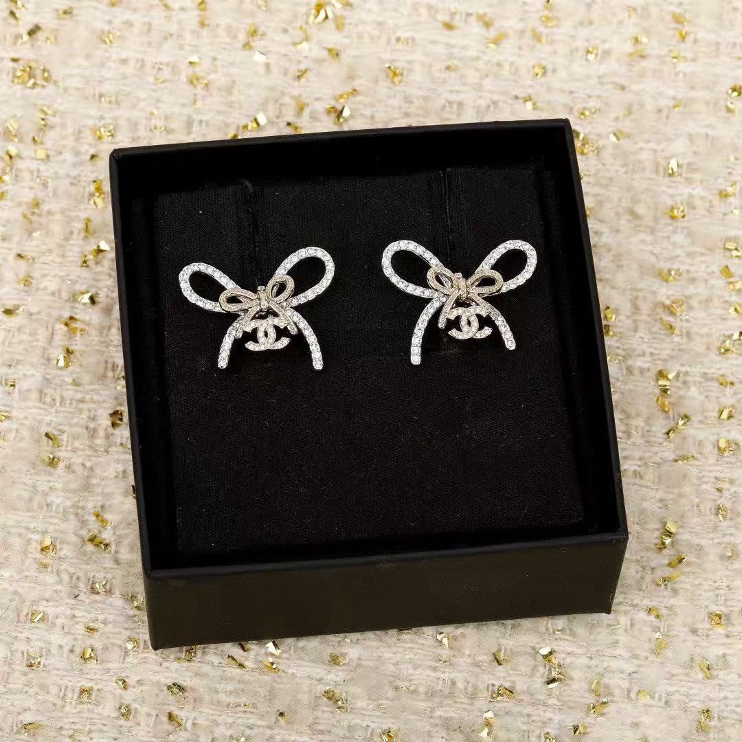 Double-C Emblem Stud Earrings in Polished Metal-Tone – Design 065 side detail