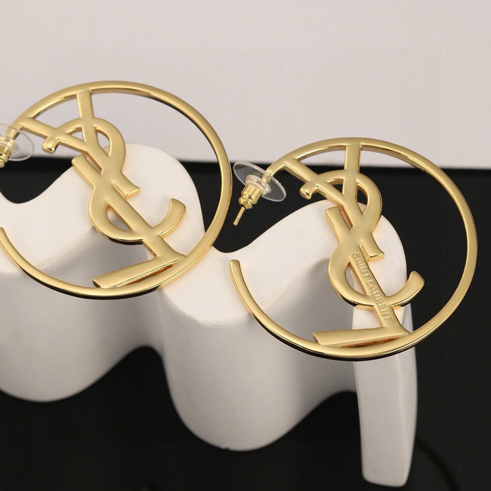 Geometric Emblem Brooch in Gold-Tone – Design 006 close-up detail