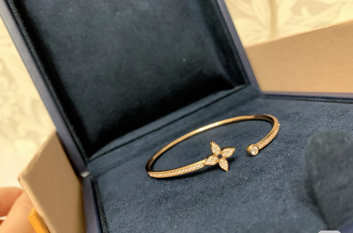 Clover Bangle in Polished Metal-Tone – Clover Detail – Design 018 close-up detail