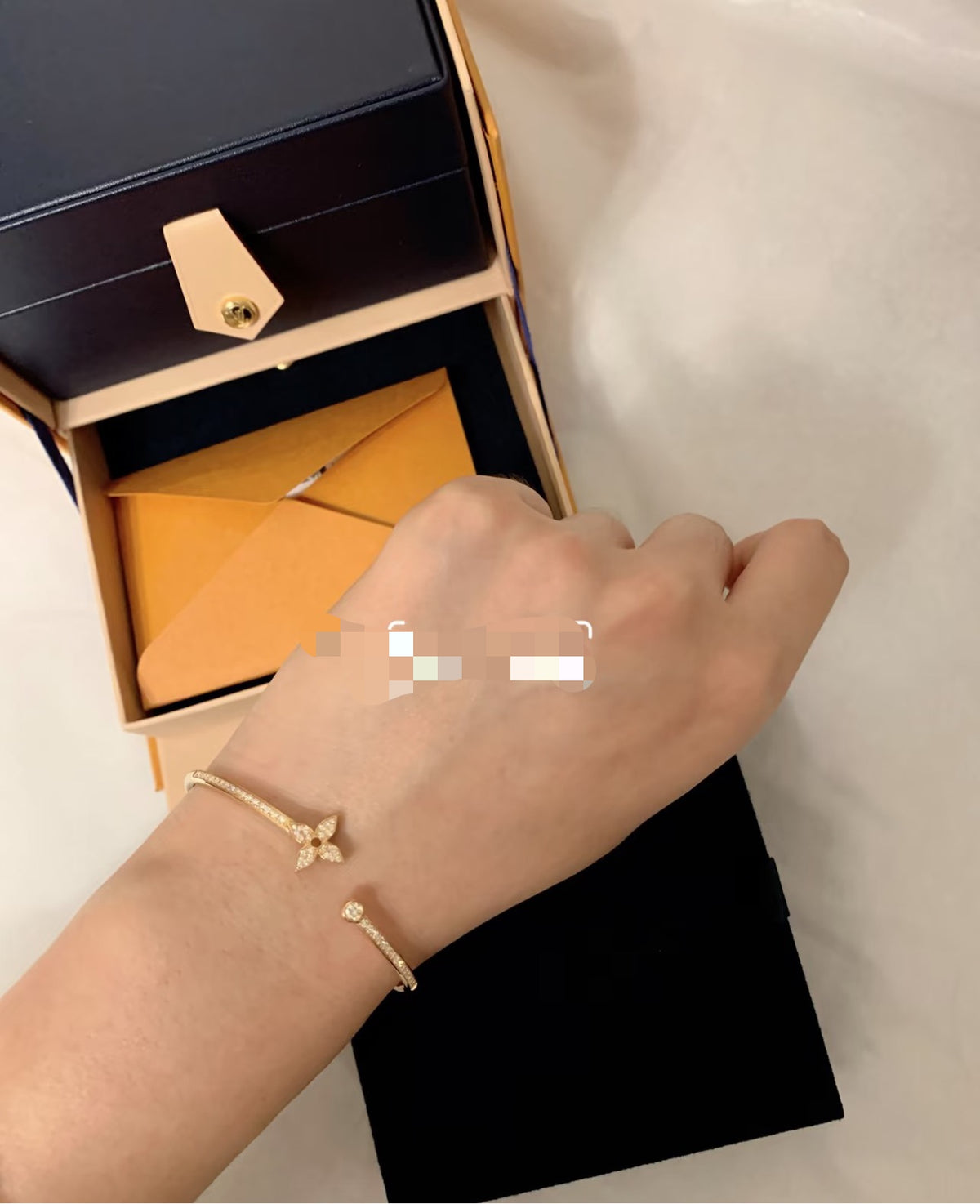 Clover Bangle in Polished Metal-Tone – Clover Detail – Design 021 detail view