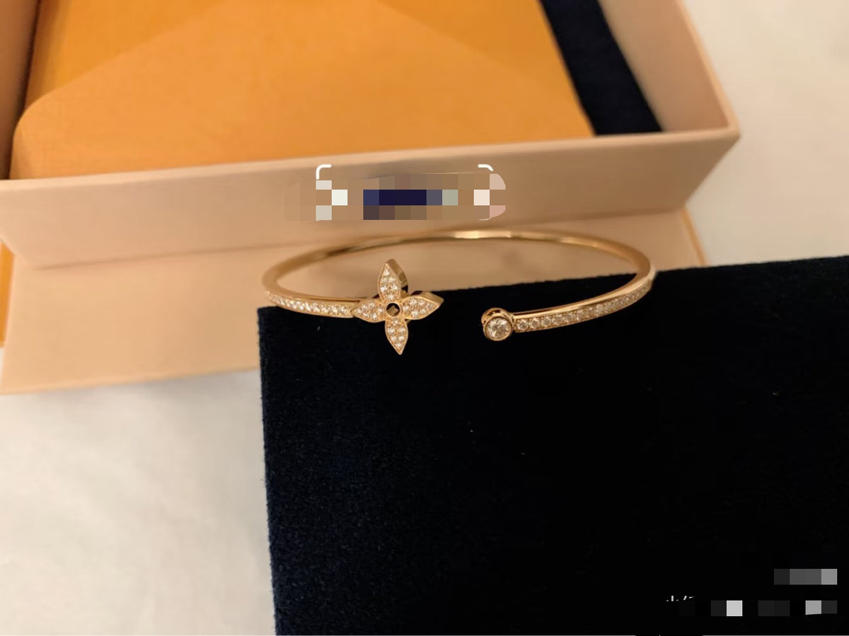 Clover Bangle in Polished Metal-Tone – Clover Detail – Design 018 front product view