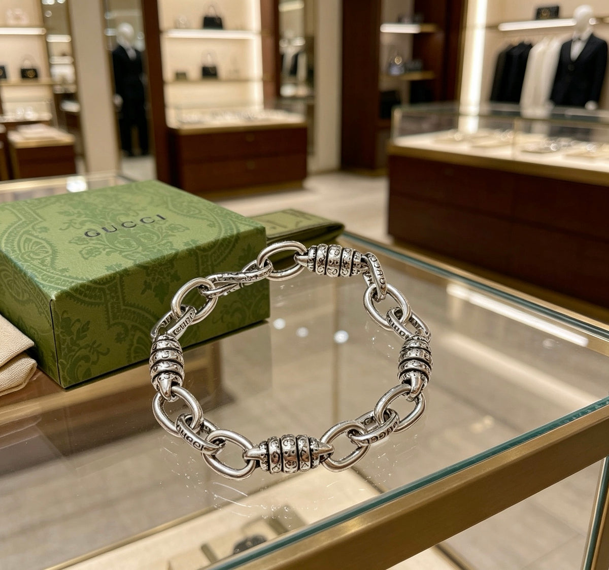 Floral Bracelet in Polished Metal-Tone – Design 016 close-up detail