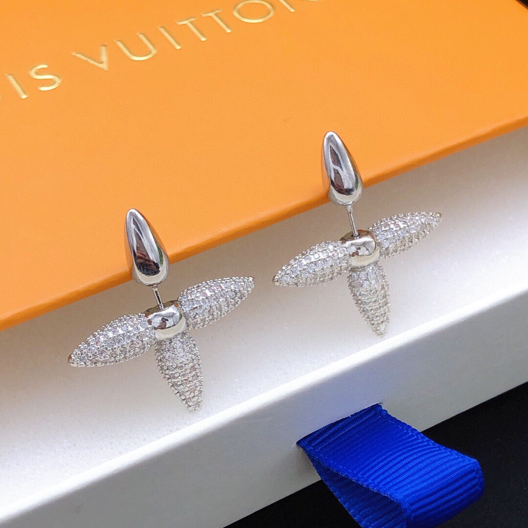 Star Stud Earrings in Silver-Tone – Silver Detail – Design 004 detail view