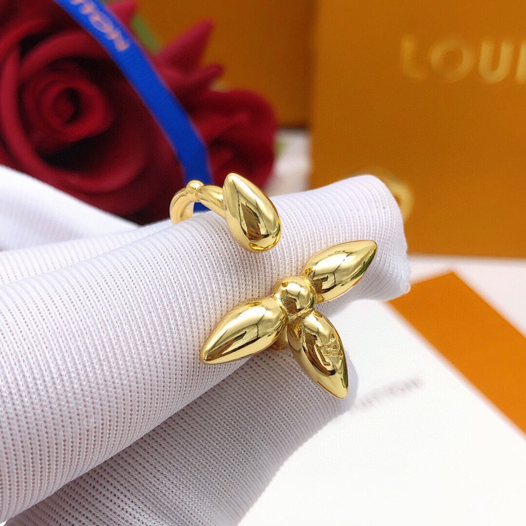 Geometric Emblem Statement Ring in Gold-Tone – Design 008 detail view