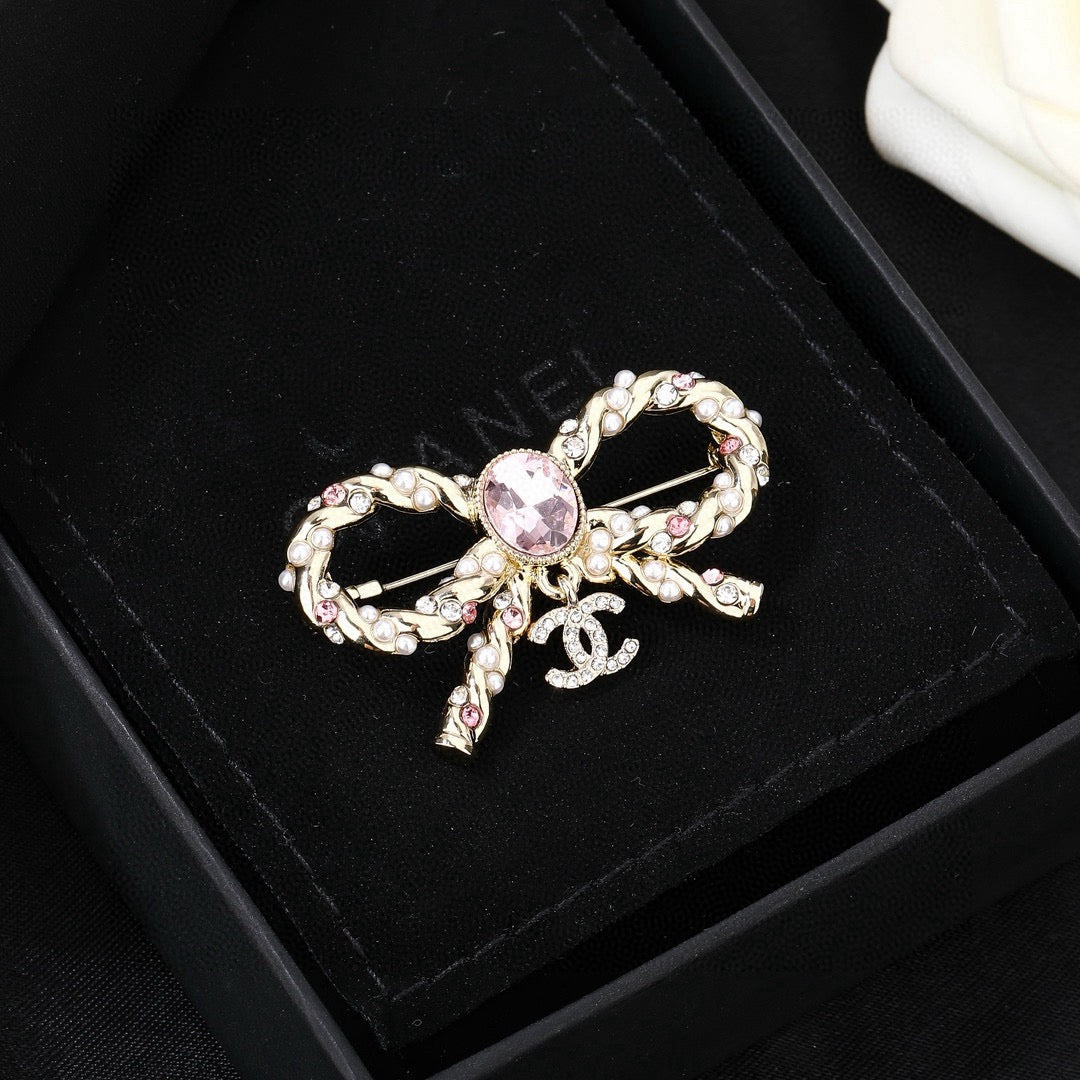 Double-C Emblem Brooch in Polished Metal-Tone – Pink Detail front product view