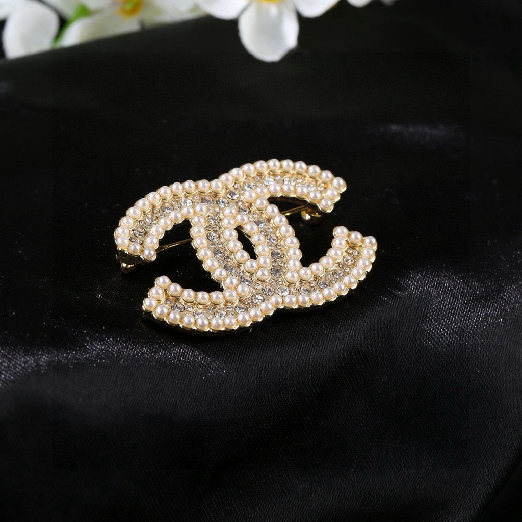 Pearl Brooch in Polished Metal-Tone – Pearl Detail – Design 003 main product view