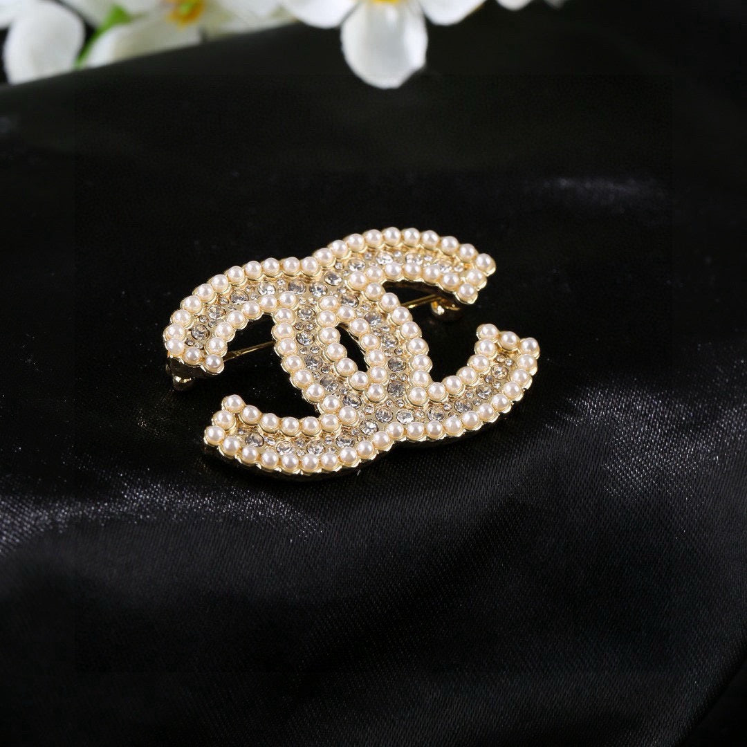 Pearl Brooch in Polished Metal-Tone – Pearl Detail – Design 003 main product view