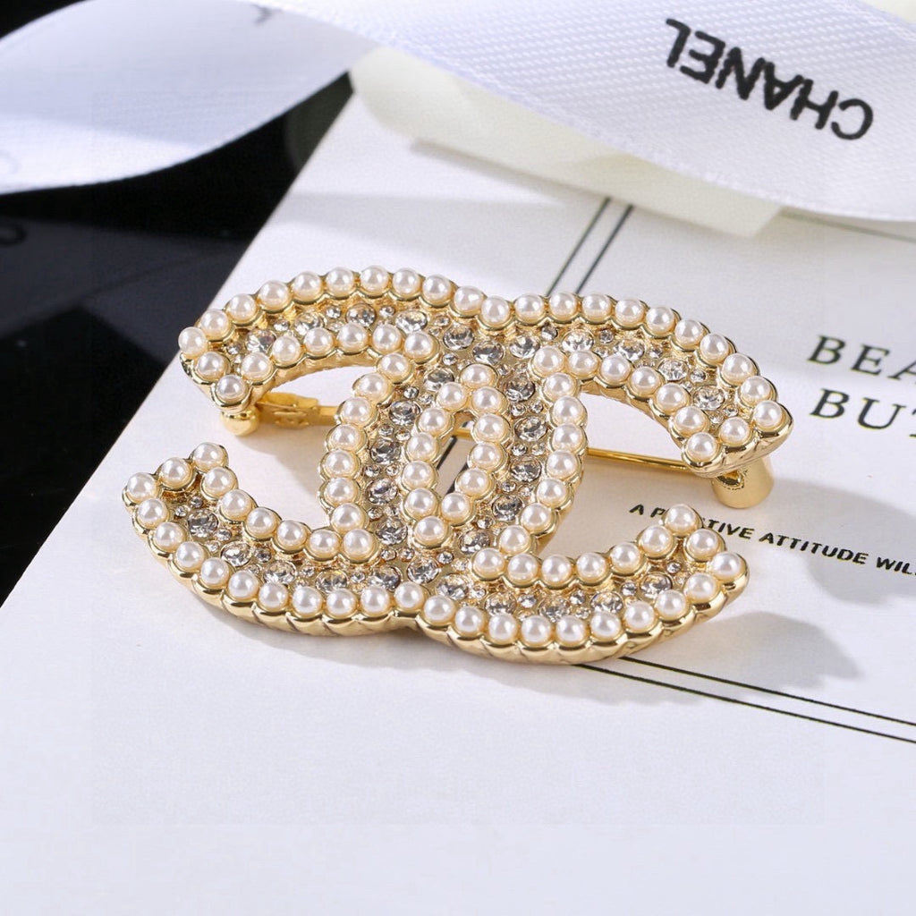 Pearl Brooch in Polished Metal-Tone – Pearl Detail – Design 003 front product view