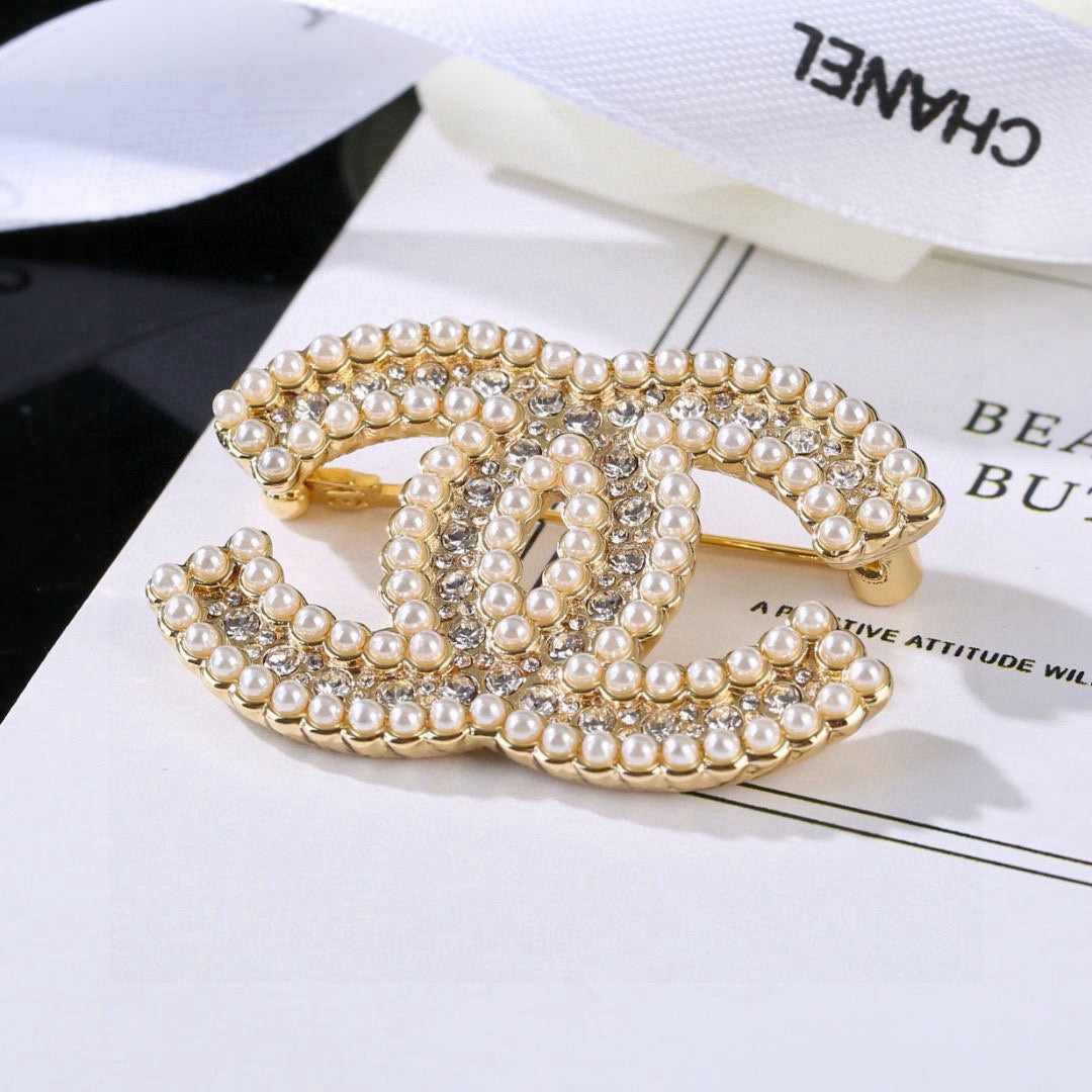 Pearl Brooch in Polished Metal-Tone – Pearl Detail – Design 003 front product view