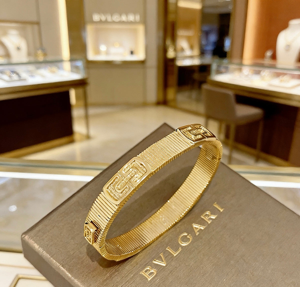 Serpentine Bangle in Polished Metal-Tone – Serpentine Detail – Design 004 front product view