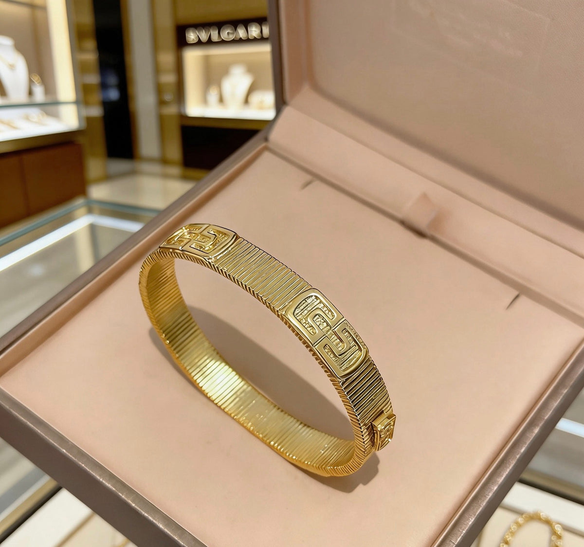 Serpentine Bangle in Polished Metal-Tone – Serpentine Detail – Design 009 side detail