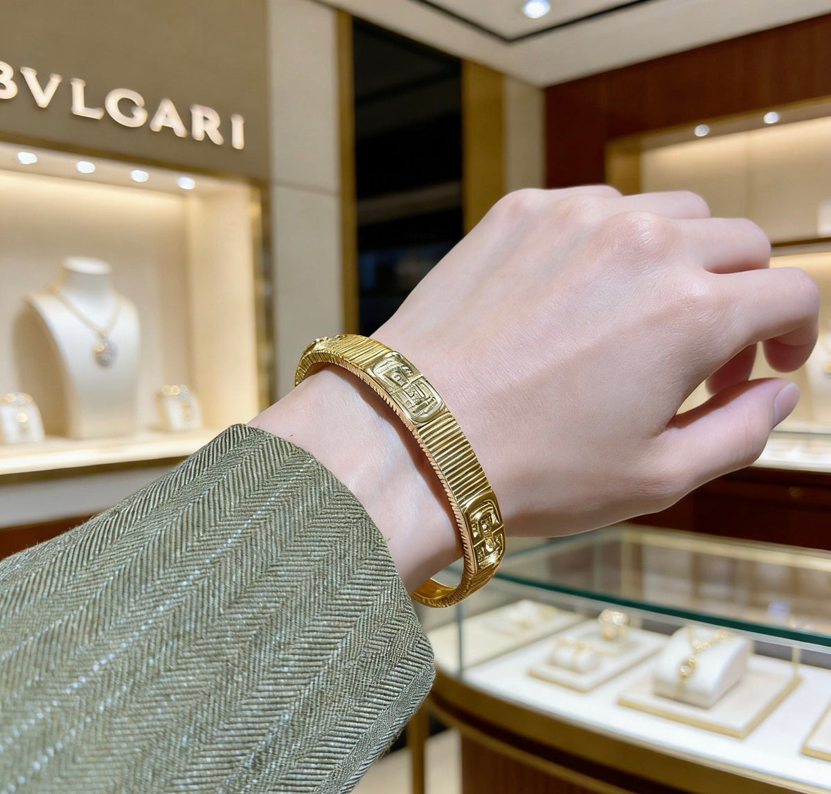 Serpentine Bangle in Polished Metal-Tone – Serpentine Detail – Design 004 styled product view