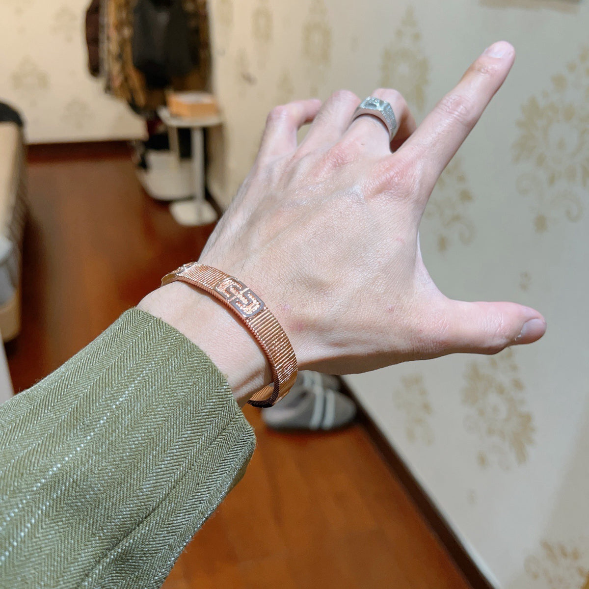 Serpentine Bangle in Polished Metal-Tone – Serpentine Detail – Design 007 detail view