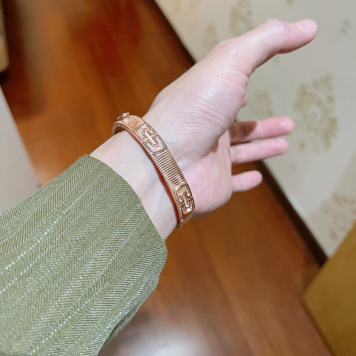 Serpentine Bangle in Polished Metal-Tone – Serpentine Detail – Design 005 side detail