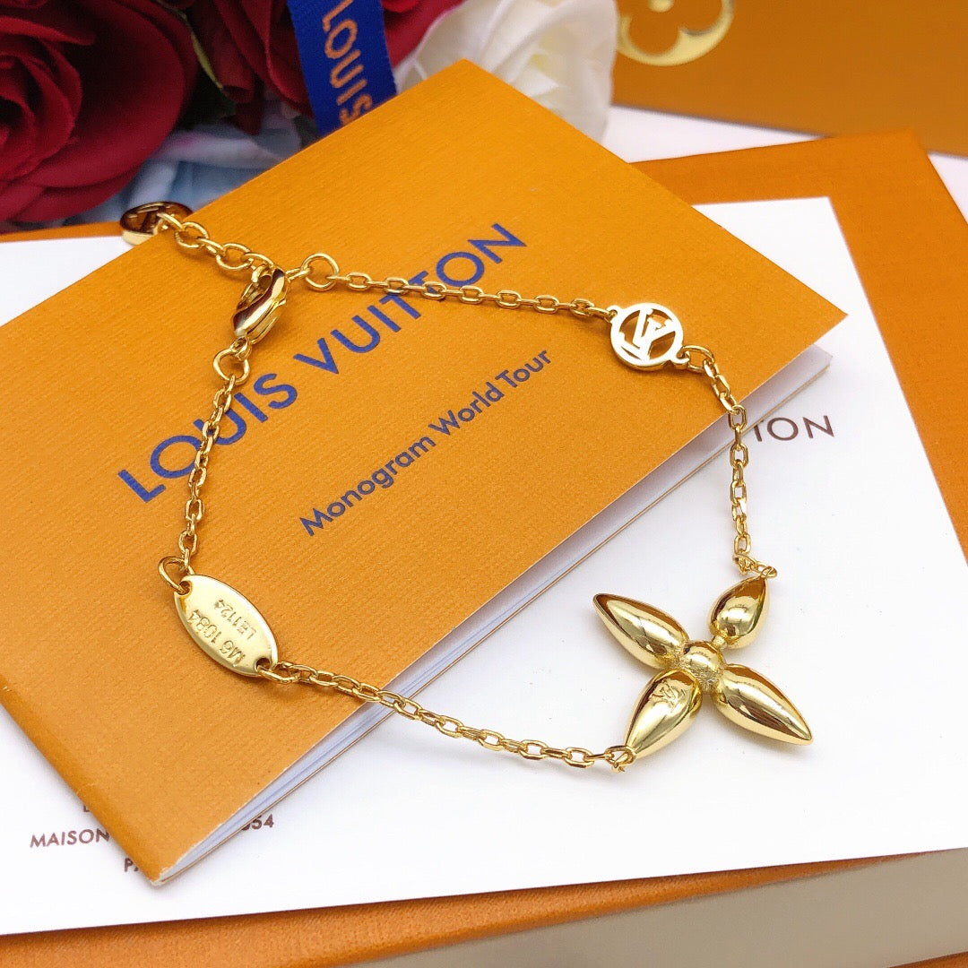 Geometric Emblem Bracelet in Gold-Tone – Design 051 close-up detail