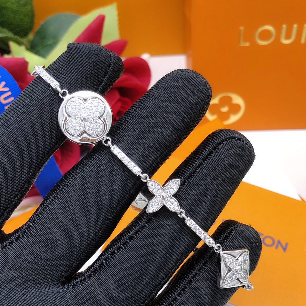 Geometric Emblem Bracelet in Silver-Tone – Silver Detail – Design 016 close-up detail