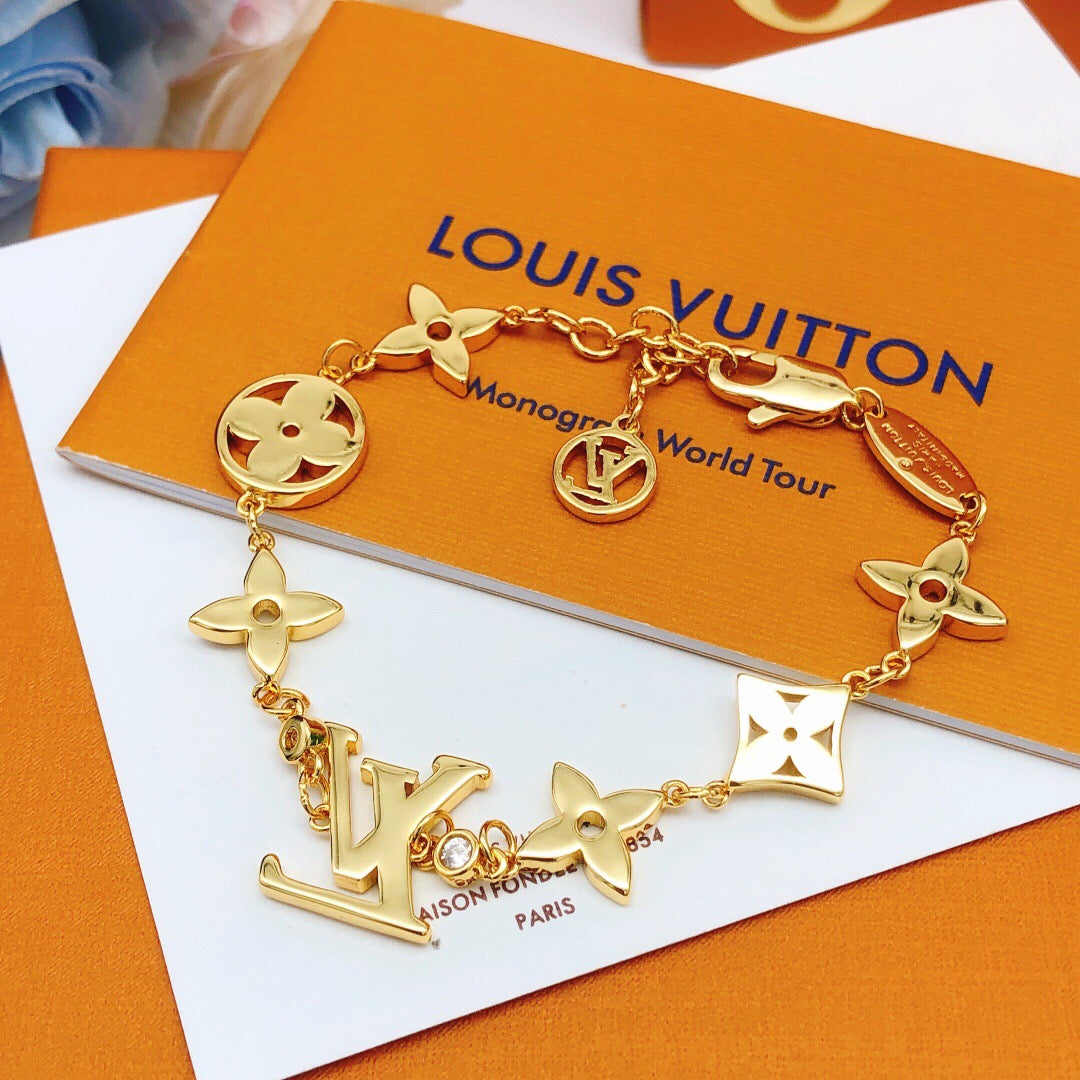 Geometric Emblem Bracelet in Gold-Tone – Design 044 side detail