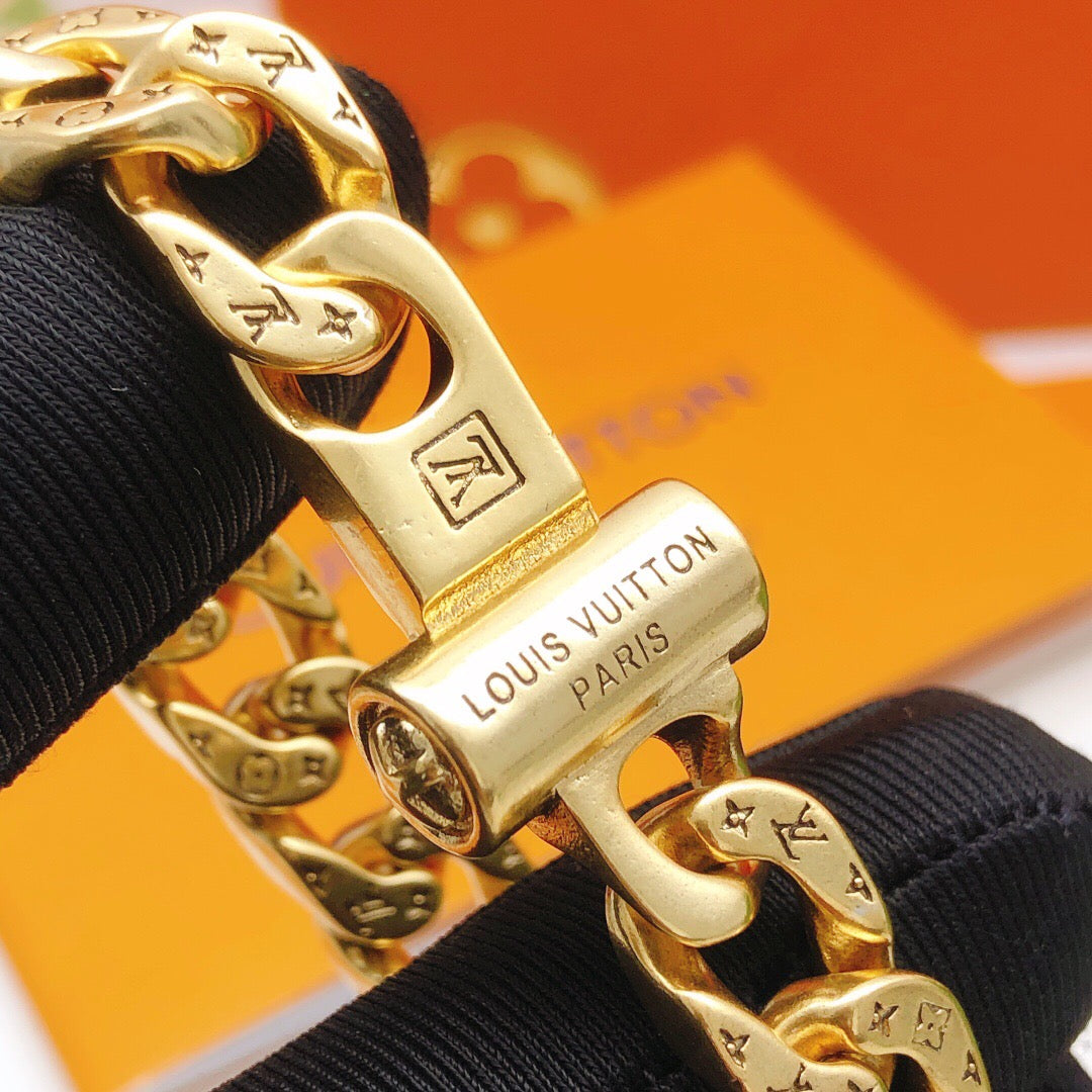 Geometric Emblem Bracelet in Gold-Tone – Design 031 close-up detail