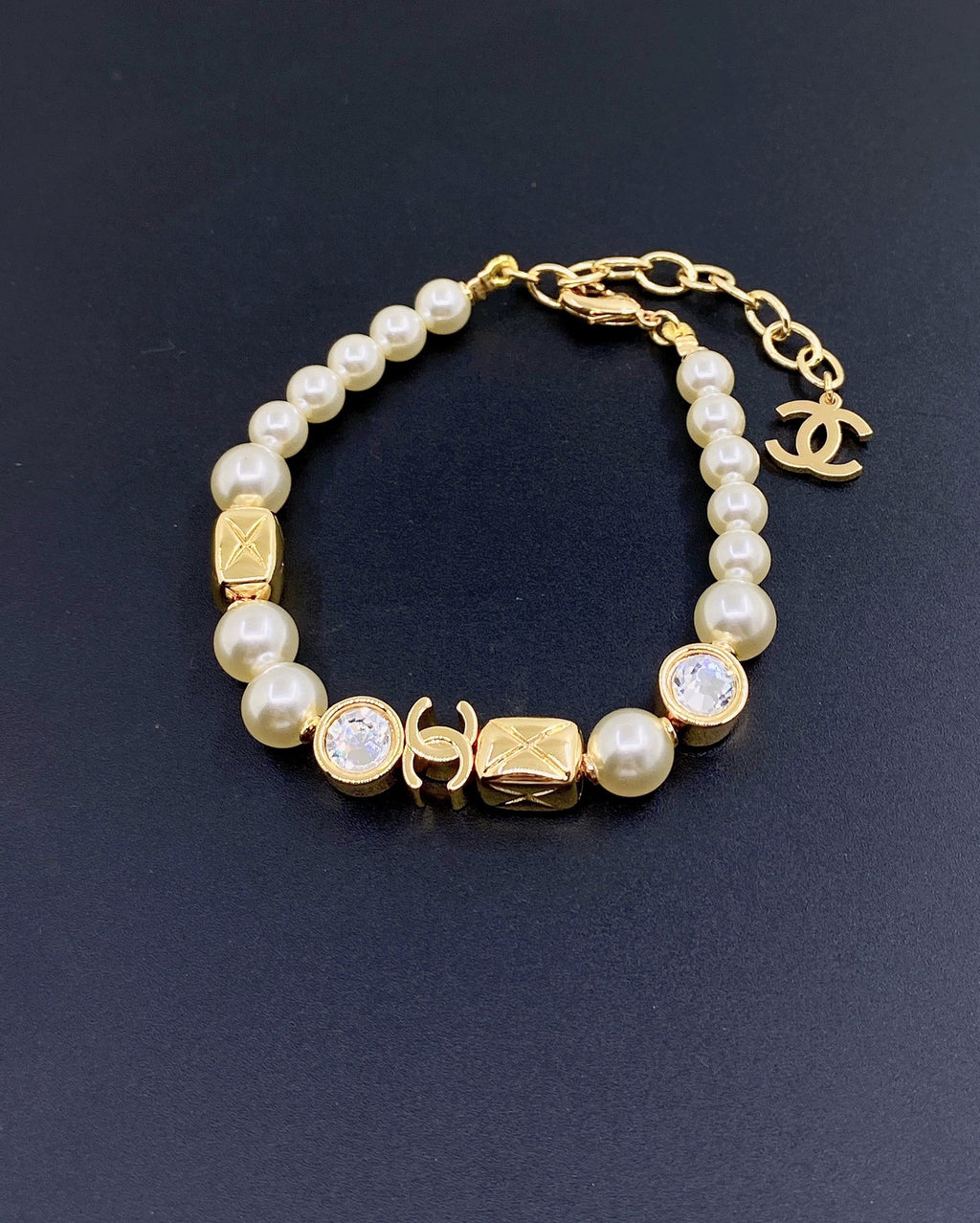 Pearl Bracelet in Gold-Tone – Pearl Detail – Design 002 main product view