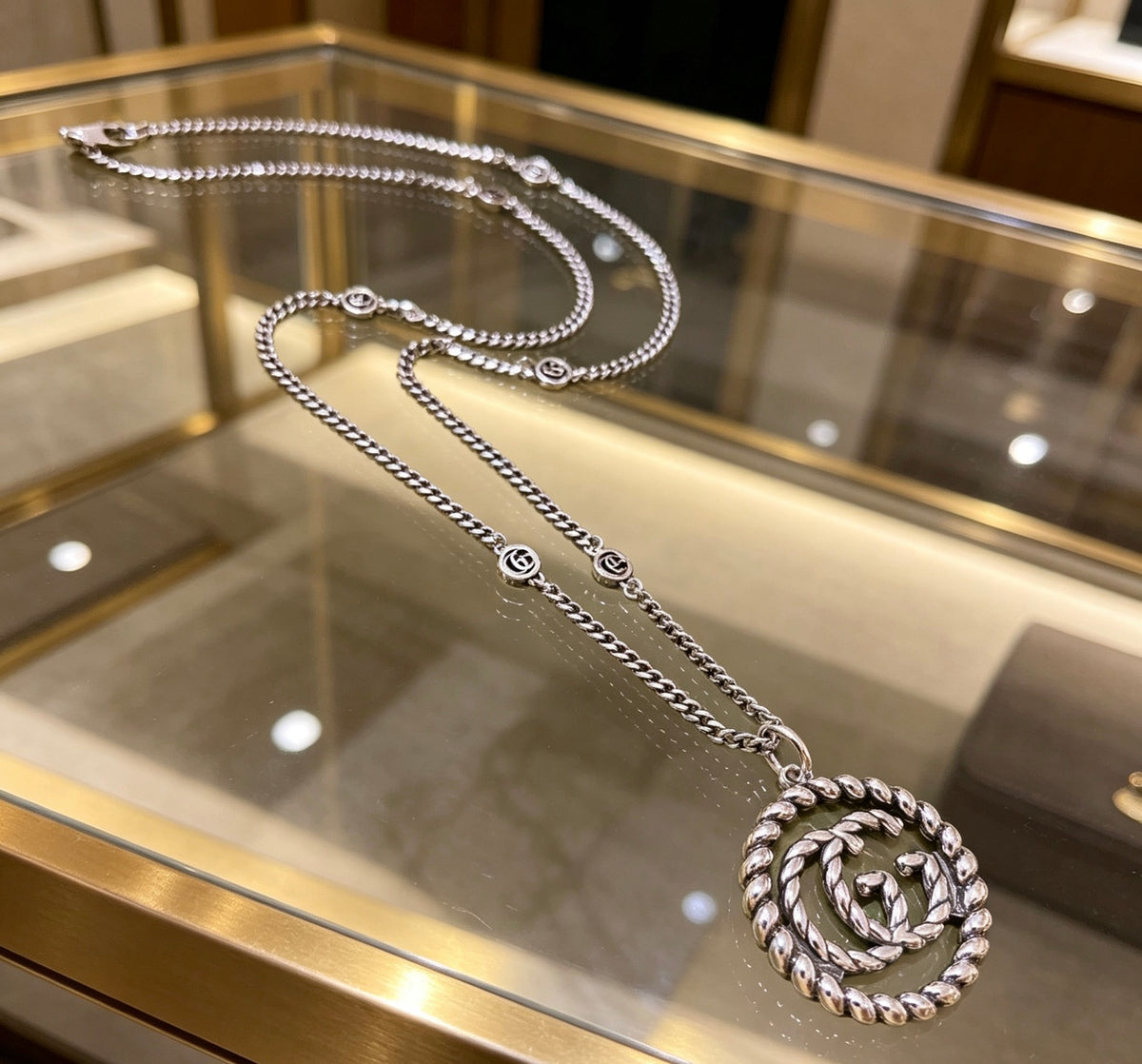 Double-G Emblem Pendant Necklace in Silver-Tone – Vintage Detail – Design 019 detail view