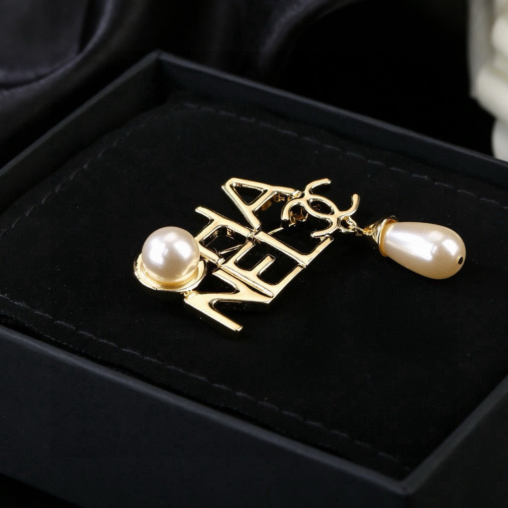 Pearl Brooch in Polished Metal-Tone – Pearl Detail – Design 002 detail view