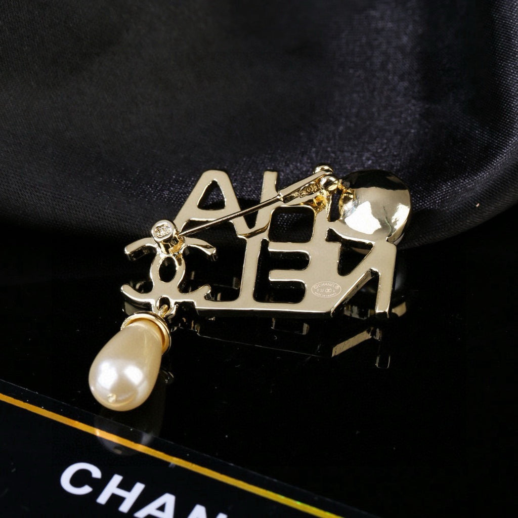 Pearl Brooch in Polished Metal-Tone – Pearl Detail – Design 002 main product view