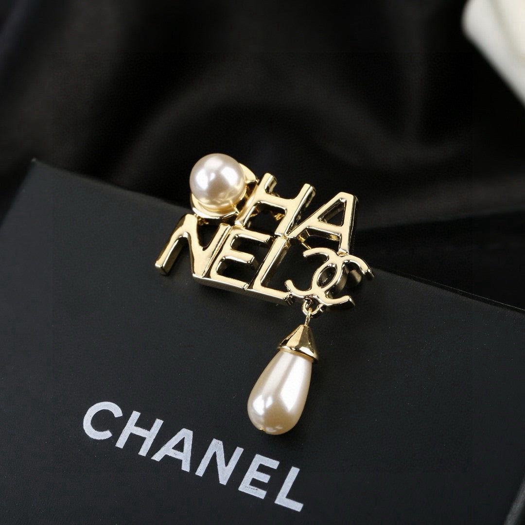 Pearl Brooch in Polished Metal-Tone – Pearl Detail – Design 002 front product view