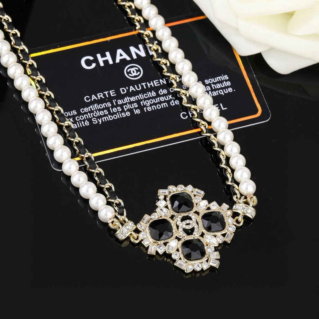 Pearl Pearl-Detail Pendant Necklace – Pearl Detail – Design 020 close-up detail