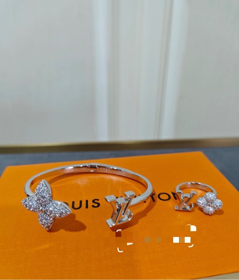 Clover Bangle in Polished Metal-Tone – Clover Detail – Design 005 styled product view