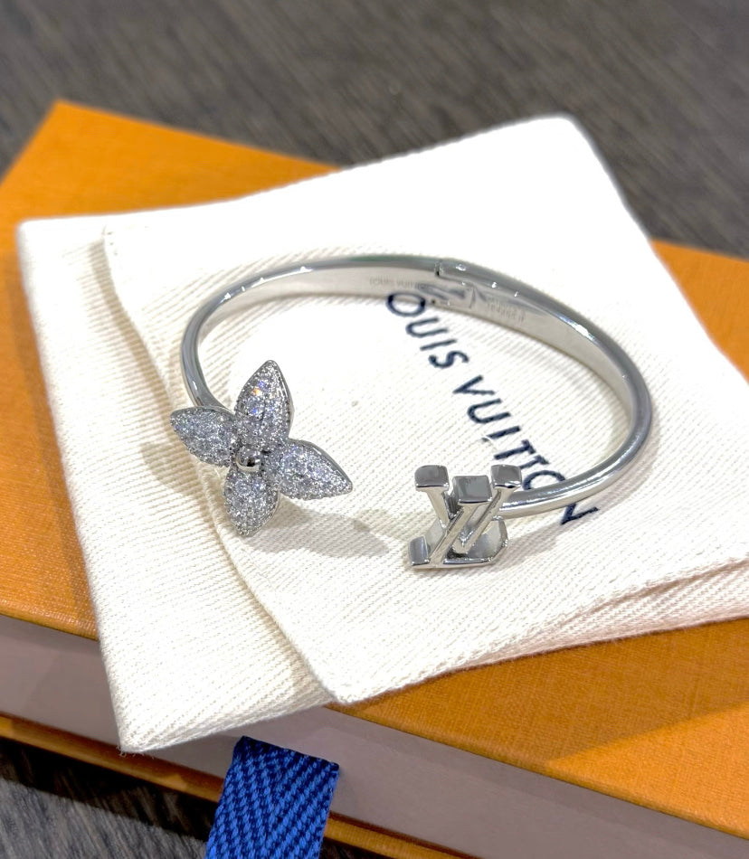 Clover Bangle in Polished Metal-Tone – Clover Detail – Design 005 front product view