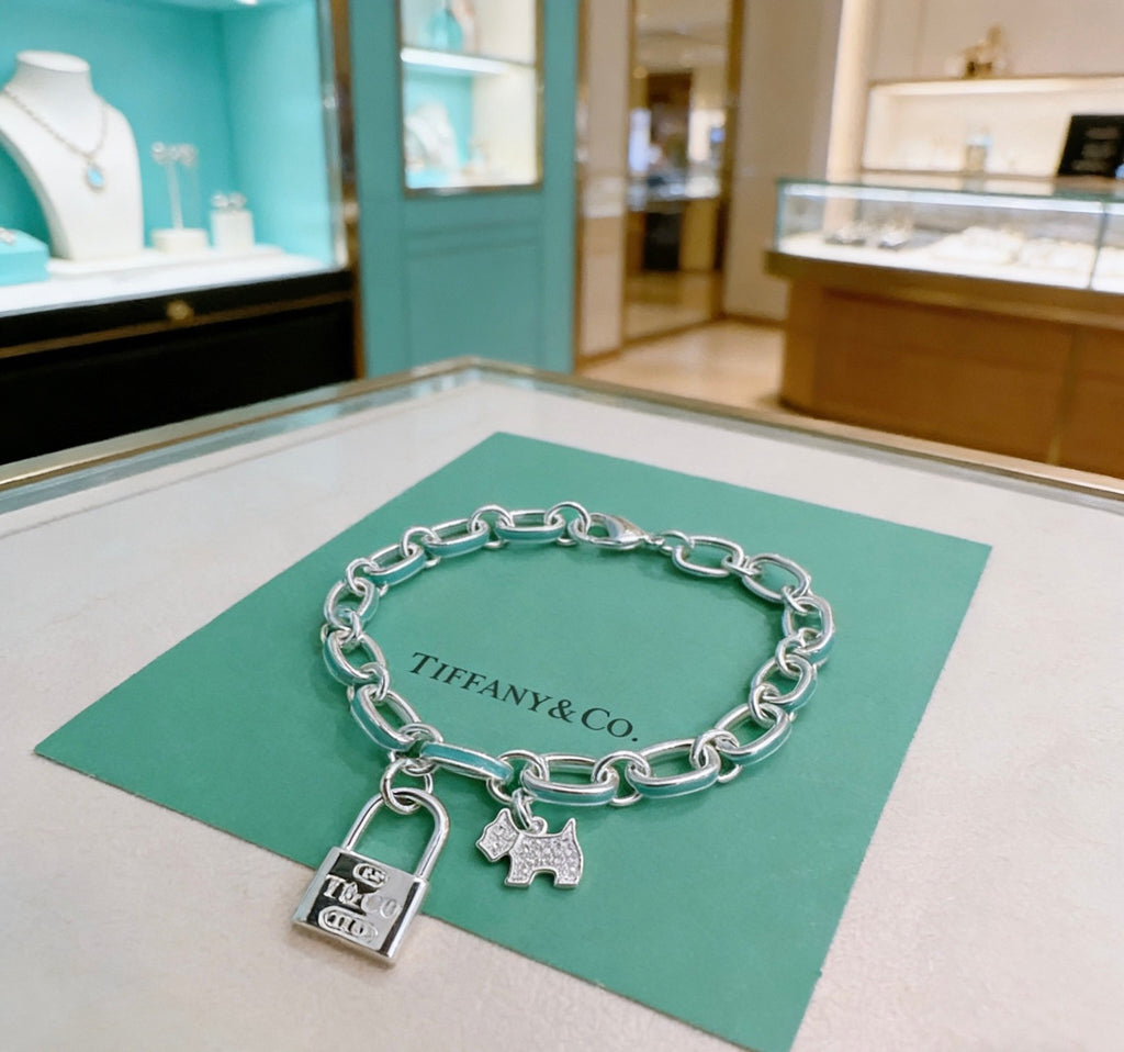 Signature Motif Bracelet in Silver-Tone – Vintage Detail – Design 21 side detail