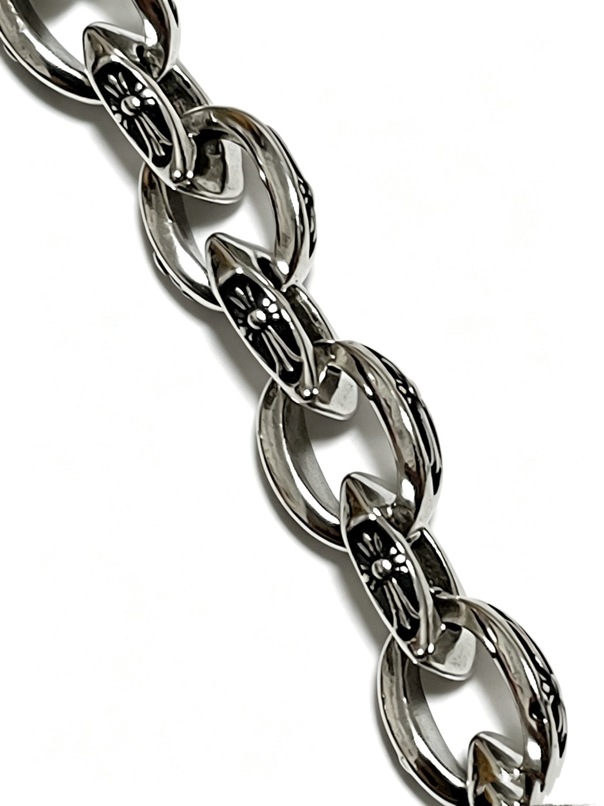 Cross Cuban-Link Bracelet in Antique Silver-Tone – Cuban Link – Design 11 close-up detail