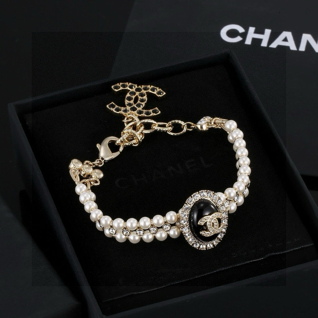 Pearl Bracelet in Polished Metal-Tone – Pearl Detail – Design 002 close-up detail