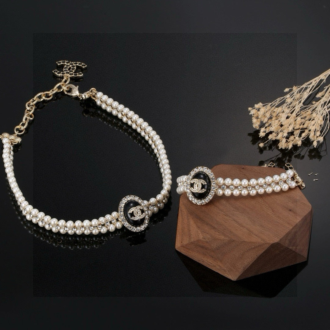 Pearl Bracelet in Polished Metal-Tone – Pearl Detail side detail
